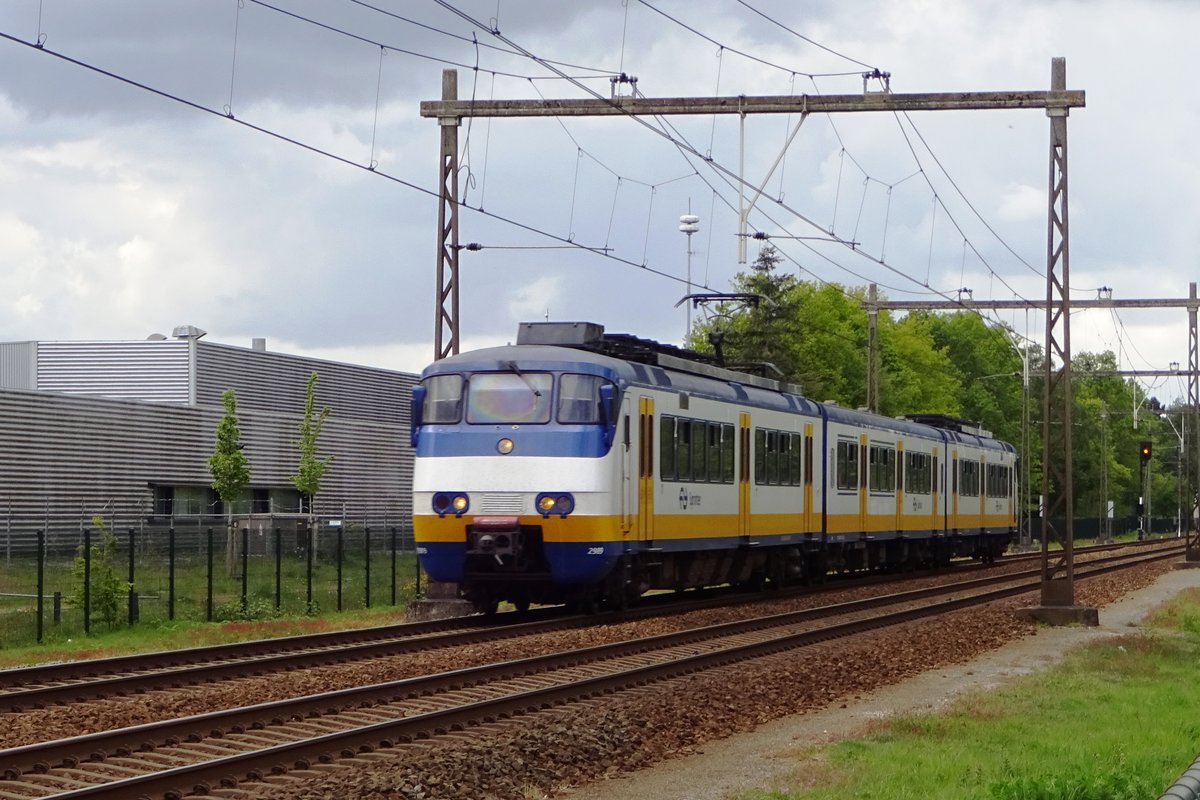 NS 2989 durchfahrt am 9 Mai 2019 der Ortschaft Alverna.