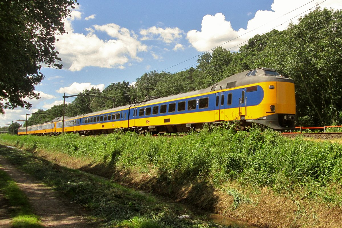 NS 4089 dönner durch Tilburg Oude Warande am 22 Juli 2017.