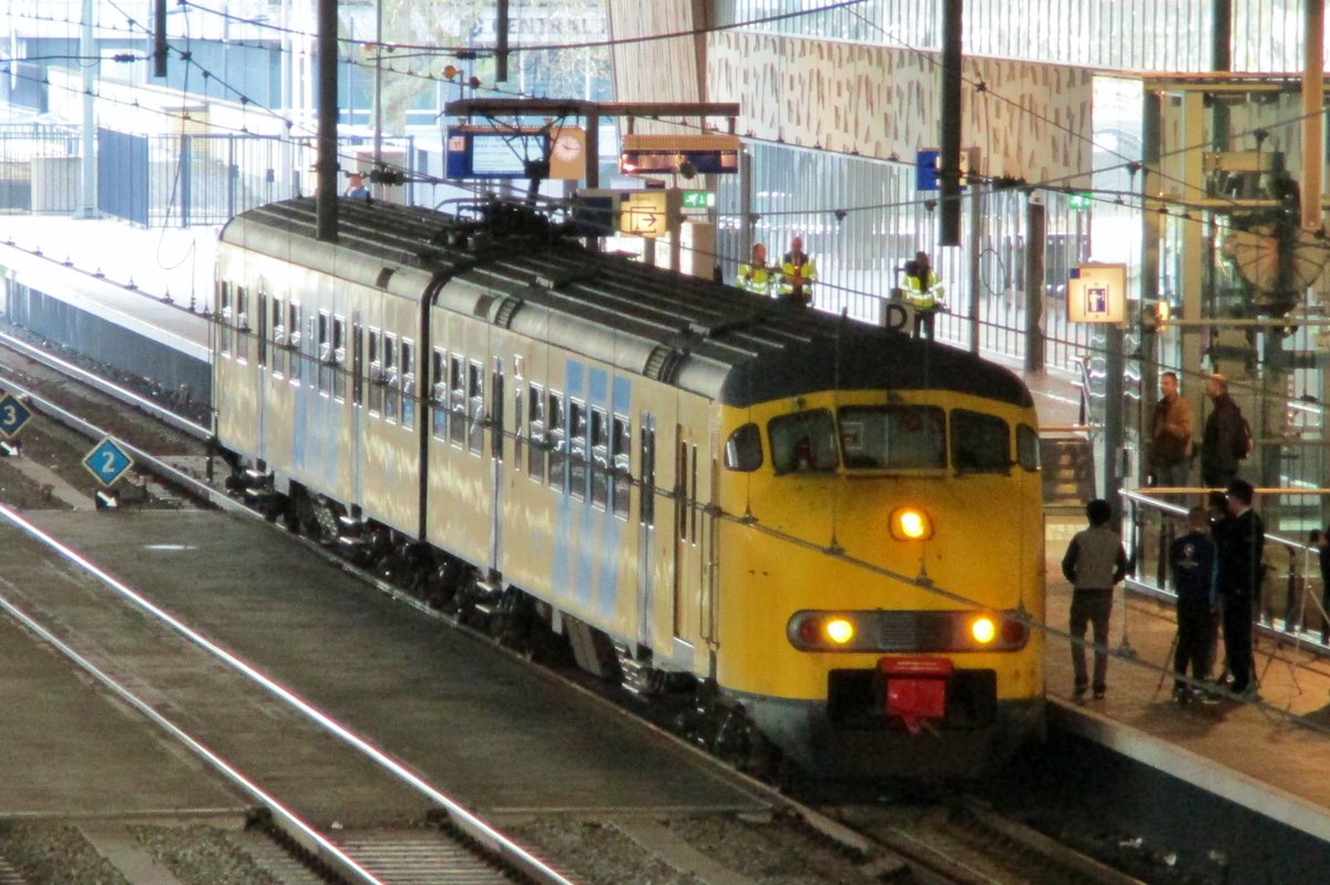 NS 876 steht am 26 März 2017 in Rotterdam Centraal.