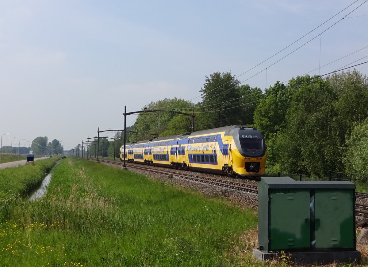 NS 9514 passiert Dordrecht-Bezuydendijk am 18 Mai 2019. Dieser fahrradbahnübergang ist in die Niederlände ein bekannter Fotostandort.