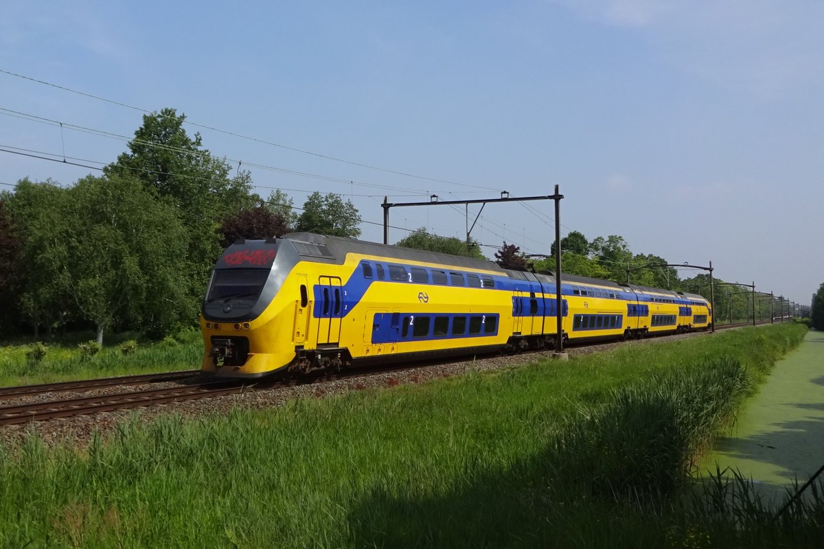 NS 9570 passiert Dordrecht-Bezuydendijk am 18 Mai 2019. Dieser fahrradbahnübergang ist in die Niederlände ein bekannter Fotostandort.