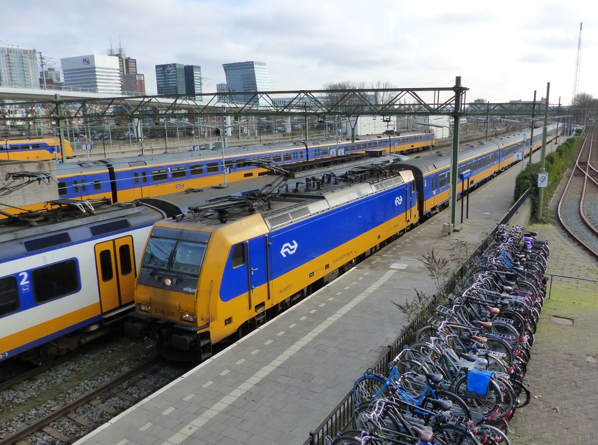 NS (Akiem) Lokomotive 186 025-0 (91 84 11 86 025-0 NL-NS) Gleis 1 Den Haag Centraal Station 30-01-2020.

NS (Akiem) locomotief 186 025-0 (91 84 11 86 025-0 NL-NS) spoor 1 Den Haag CS 30-01-2020.