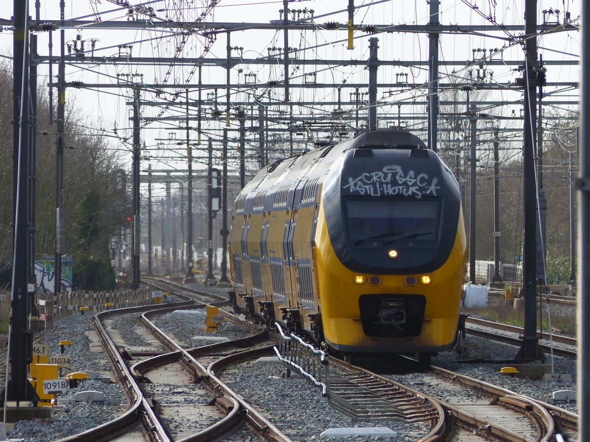 NS DD-IRM-IV Triebzug 9580 aus der Richtung von Den Haag. Gleis 4 Leiden Centraal Station 18-02-2020.




NS DD-IRM-IV treinstel 9580 uit de richting Den Haag. Spoor 4 Leiden CS 18-02-2020.