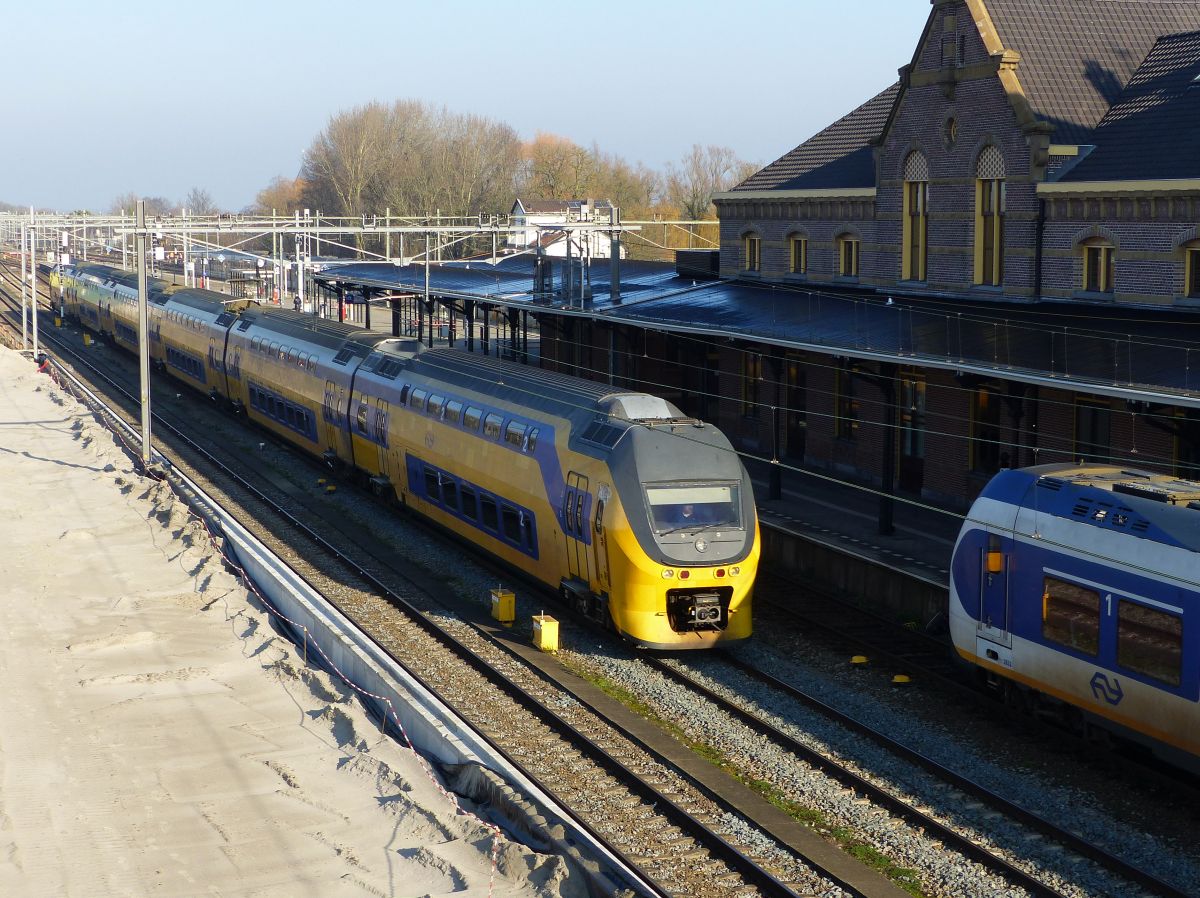 NS DD-IRM-VI Triebzug 8655 durchfahrt Gleis 5 Geldermalsen 07-02-2020.

NS DD-IRM-VI treinstel 8655 doorkomst spoor 5 Geldermalsen 07-02-2020.