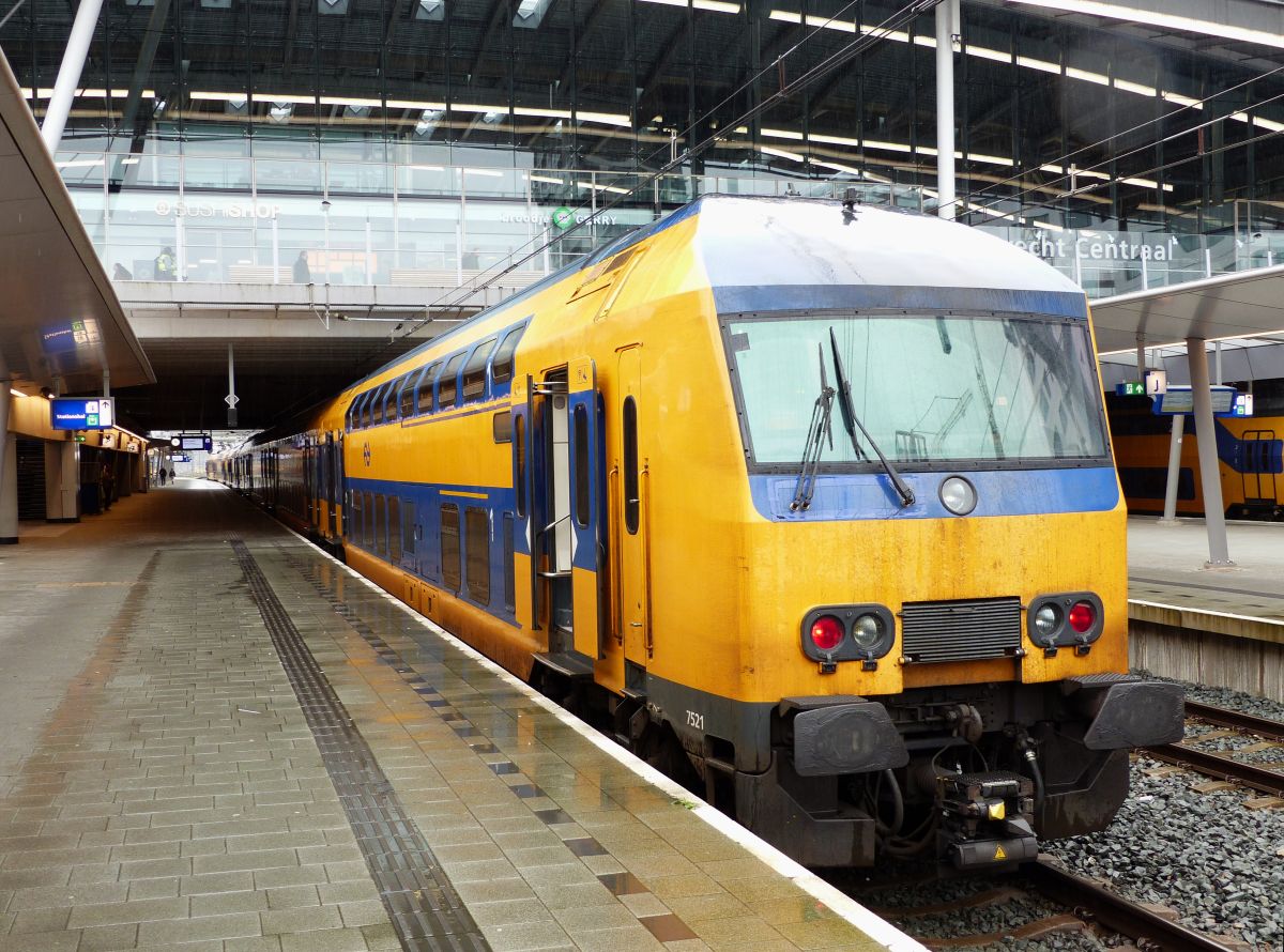 NS DDZ-4 Triebzug 7521 Gleis 12 Utrecht Centraal Station 27-02-2020.

NS DDZ-4 treinstel 7521 spoor 12 Utrecht CS 27-02-2020.
