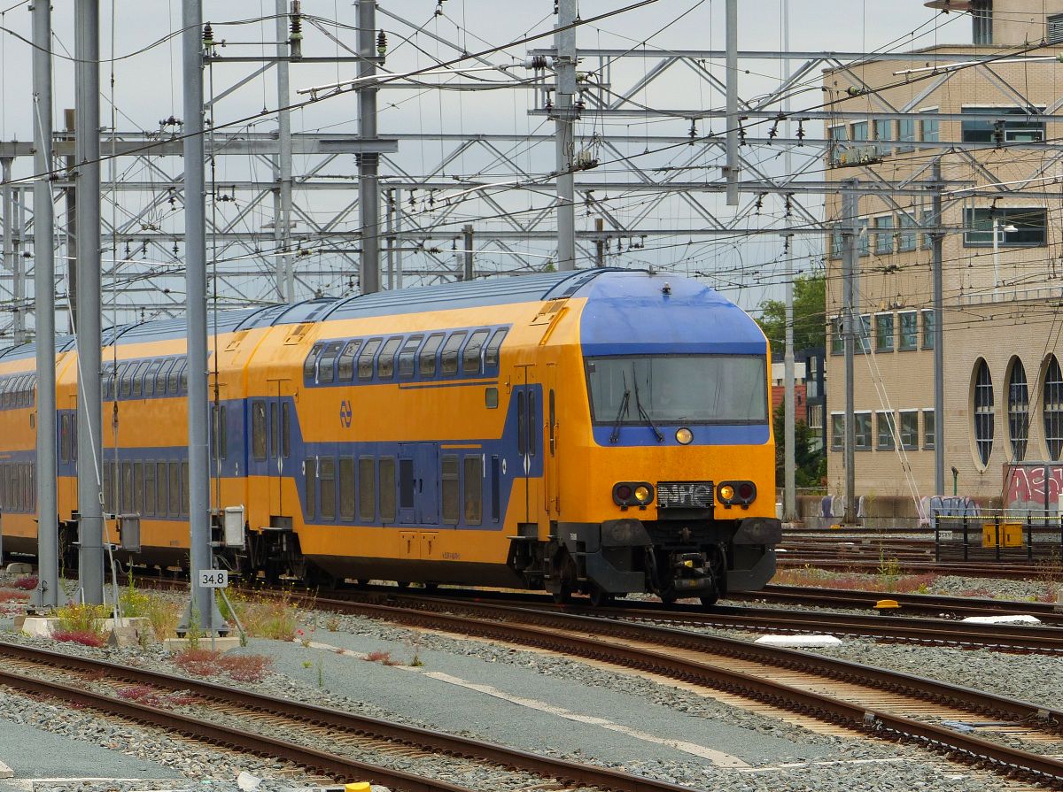 NS DDZ-6 Triebzug 7608 Ankunft Utrecht Centraal Station 10-07-2019.

NS DDZ-6 treinstel 7608 binnenkomst Utrecht CS 10-07-2019.