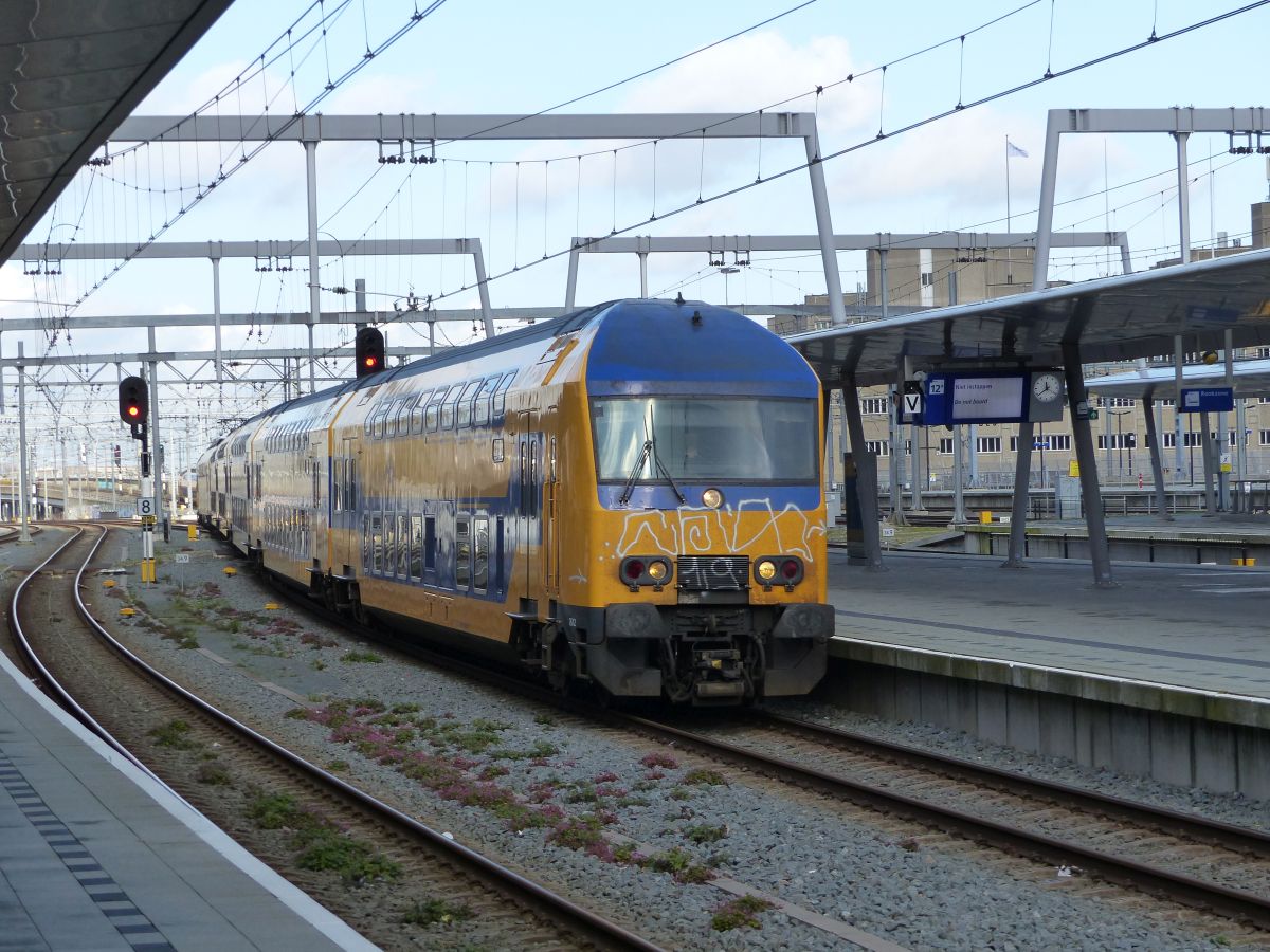 NS DDZ treinstel 7612 Ankunft Gleis 12 Utrecht Centraal Station 03-03-2020.

NS DDZ treinstel 7612 aankomst als intercity uit Leiden spoor 12 Utrecht CS 03-03-2020.