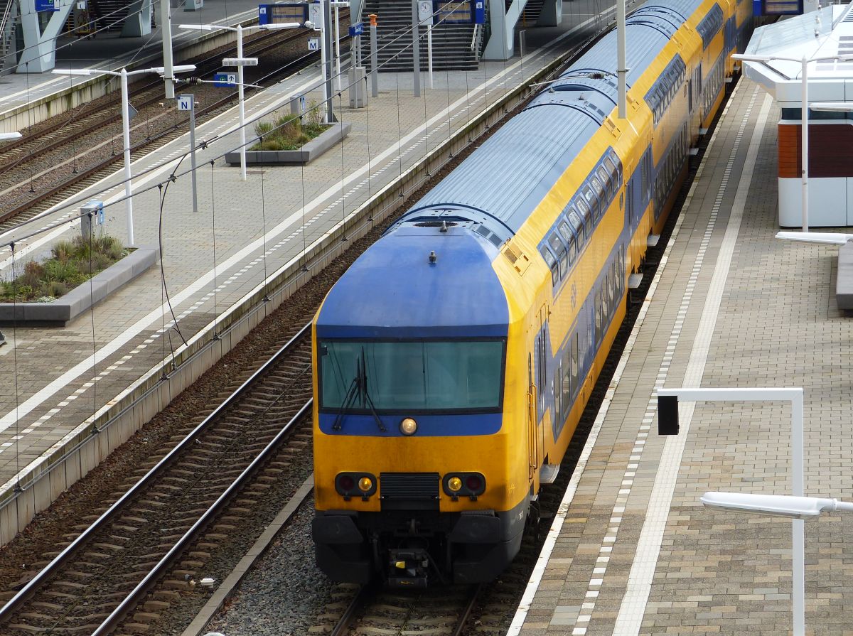NS DDZ-VI Triebzug 7617 Abfahrt Gleis 7 Arnhem 19-02-2020.

NS DDZ-VI treinstel 7617 vertrek spoor 7 Arnhem 19-02-2020.