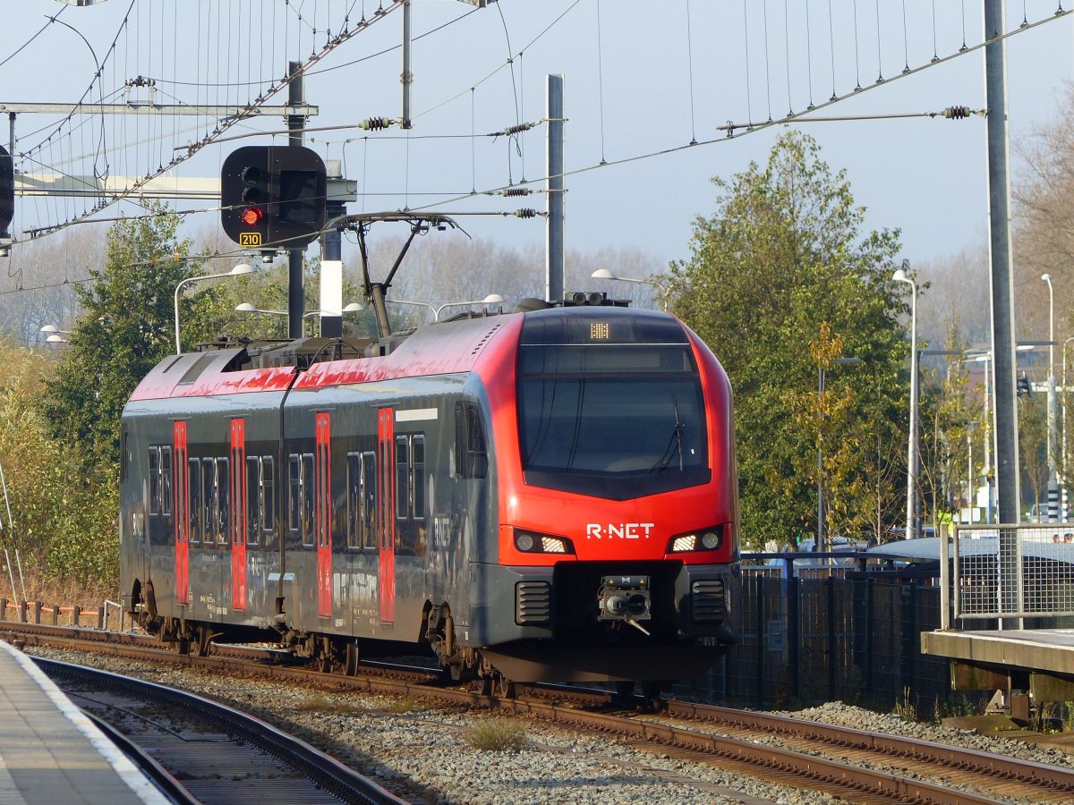 NS FLIRT R-Net Ttriebzug 2013 Gleis 10 Gouda 22-11-2019.

NS FLIRT R-Net treinstel 2013 spoor 10 Gouda 22-11-2019.