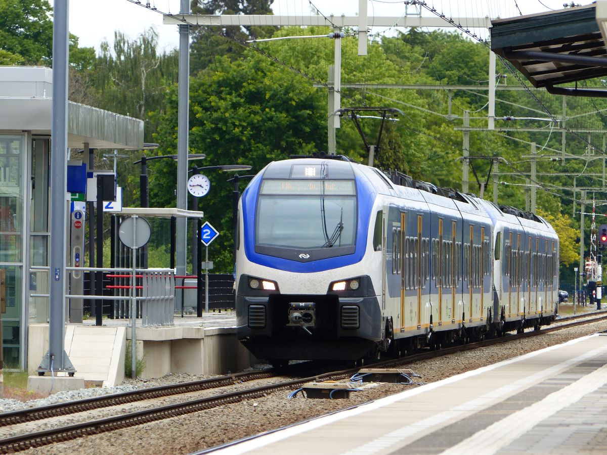 NS FLIRT Triebzug 2209 und 2222 Gleis 2 Oisterwijk 15-05-2020.

NS FLIRT treinstel 2209 en 2222 spoor 2 Oisterwijk 15-05-2020.