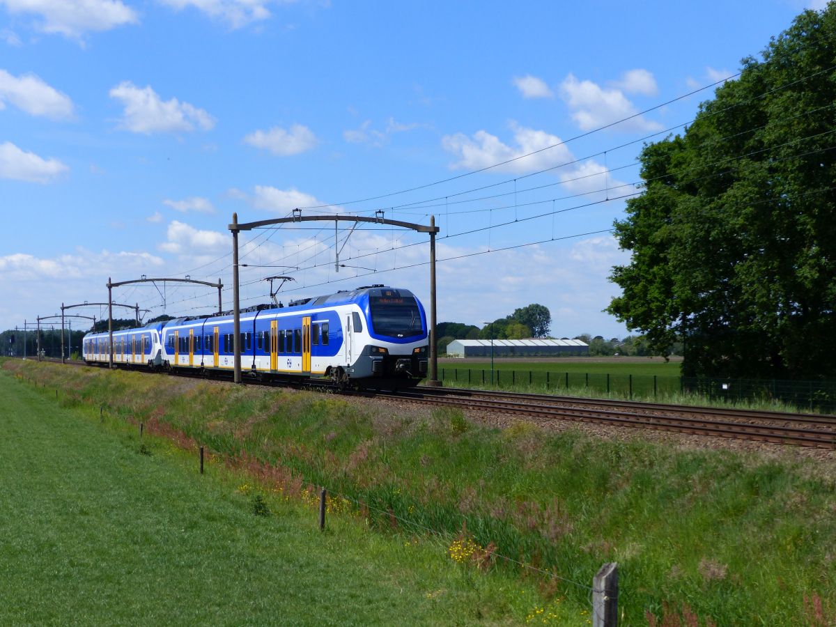 NS FLIRT Triebzug 2210 und 2520 bei Bhan�bergang Hulteneindsestraat, Hulten 15-05-2020.

NS FLIRT treinstel 2210 en 2520 bij overweg Hulteneindsestraat, Hulten 15-05-2020.