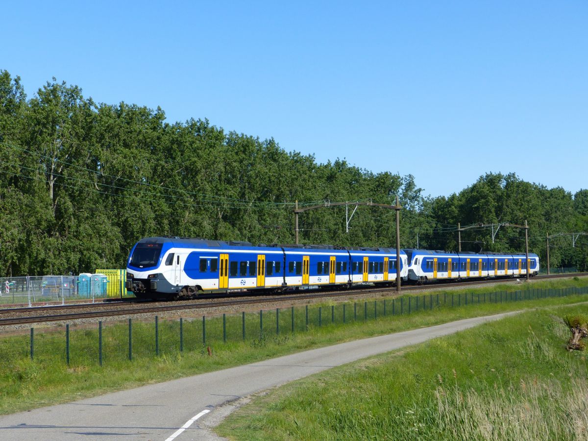 NS FLIRT Triebzug 2211 und 2523 Polder Oudendijk, Willemsdorp, Dordrecht 15-05-2020.

NS FLIRT treinstel 2211 en 2523 Polder Oudendijk, Willemsdorp, Dordrecht 15-05-2020.
