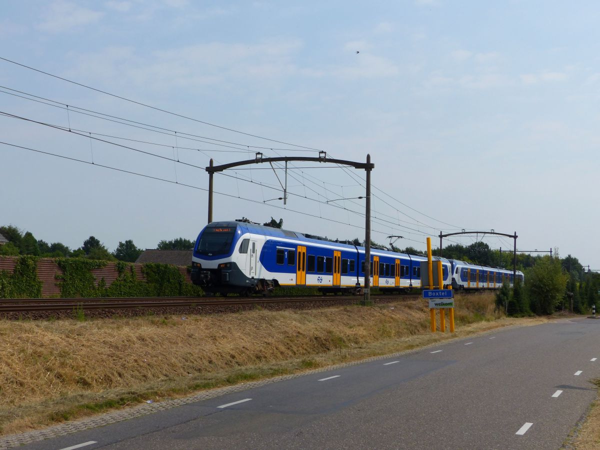 NS Flirt Triebzug 2214 und 25XX Kapelweg, Boxtel 19-07-2018.

NS Flirt treinstel 2214 en 25XX Kapelweg, Boxtel 19-07-2018.