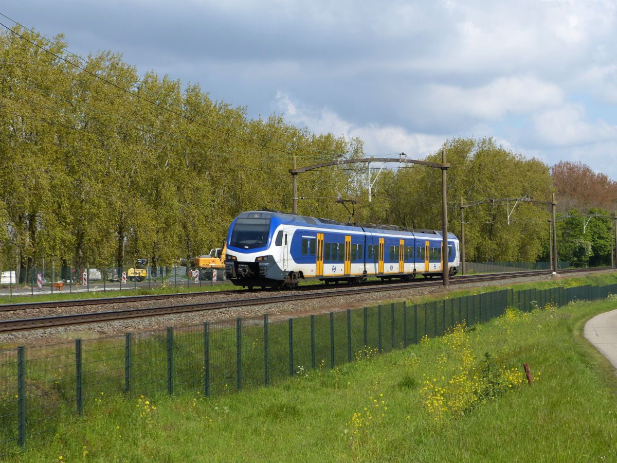 NS FLIRT Triebzug 2223 Polder Oudendijk, Willemsdorp 07-05-2021.

NS FLIRT treinstel 2223 Polder Oudendijk, Willemsdorp 07-05-2021.