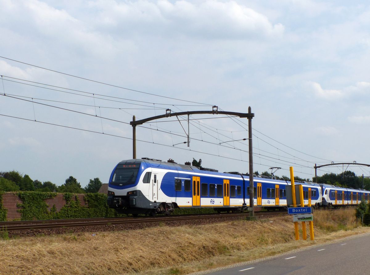 NS FLIRT Triebzug 2229 und 2525 Kapelweg, Boxtel 19-07-2018.


NS FLIRT treinstel 2229 en 2525 Kapelweg, Boxtel 19-07-2018.