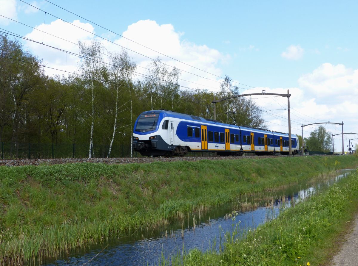 NS FLIRT Triebzug 2231 Nemelaerweg, Oisterwijk 07-05-2021.

NS FLIRT treinstel 2231 Nemelaerweg, Oisterwijk 07-05-2021.
