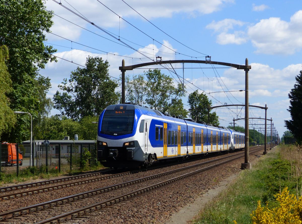 NS FLIRT Triebzug 2505 und 2207 Hulteneindsestraat, Hulten 15-05-2020.

NS FLIRT treinstel 2505 en 2207 Hulteneindsestraat, Hulten 15-05-2020.