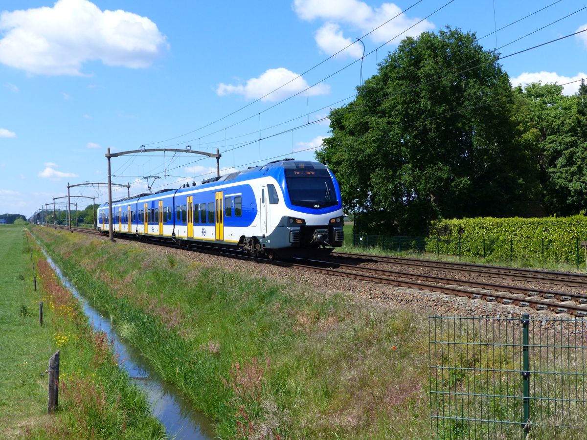 NS FLIRT Triebzug 2513 Hulteneindse Strasse, Hulten 15-05-2020.

NS FLIRT treinstel 2513 Hulteneindse straat, Hulten 15-05-2020.