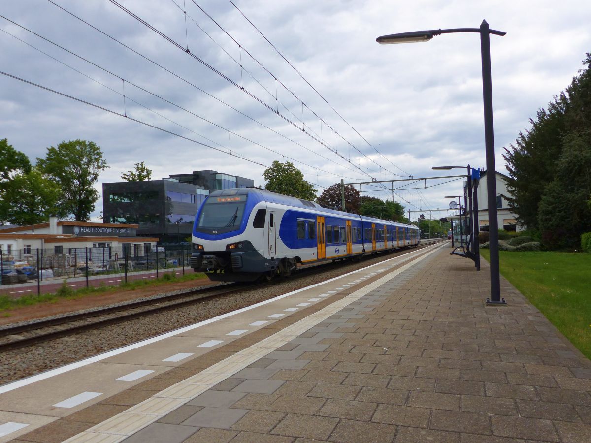 NS FLIRT Triebzug 2514 Gleis 2 Oisterwijk 15-05-2020.

NS FLIRT treinstel 2514 spoor 2 Oisterwijk 15-05-2020.