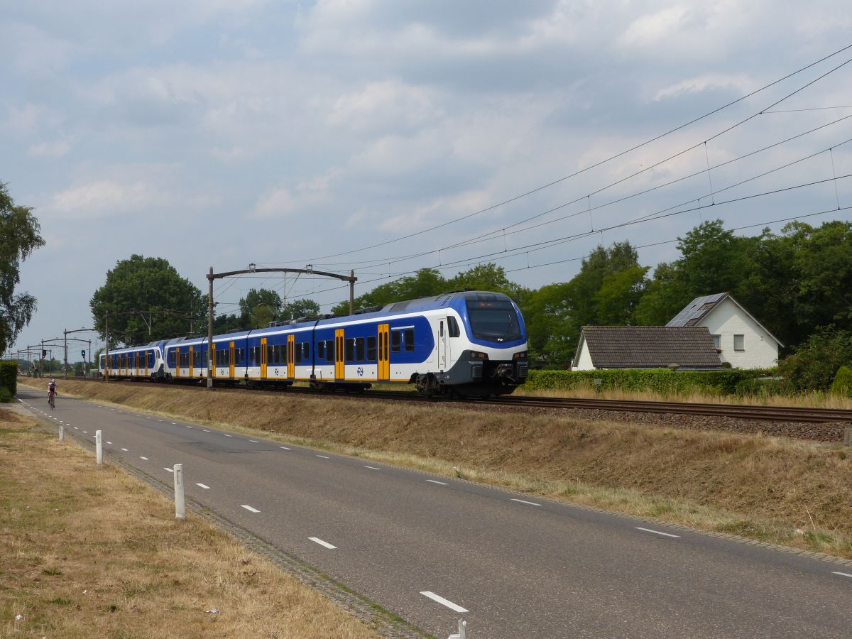 NS FLIRT Triebzug 2523 und 22XX Kapelweg, Boxtel 19-07-2018.

NS FLIRT treinstel 2523 en 22XX Kapelweg, Boxtel 19-07-2018.