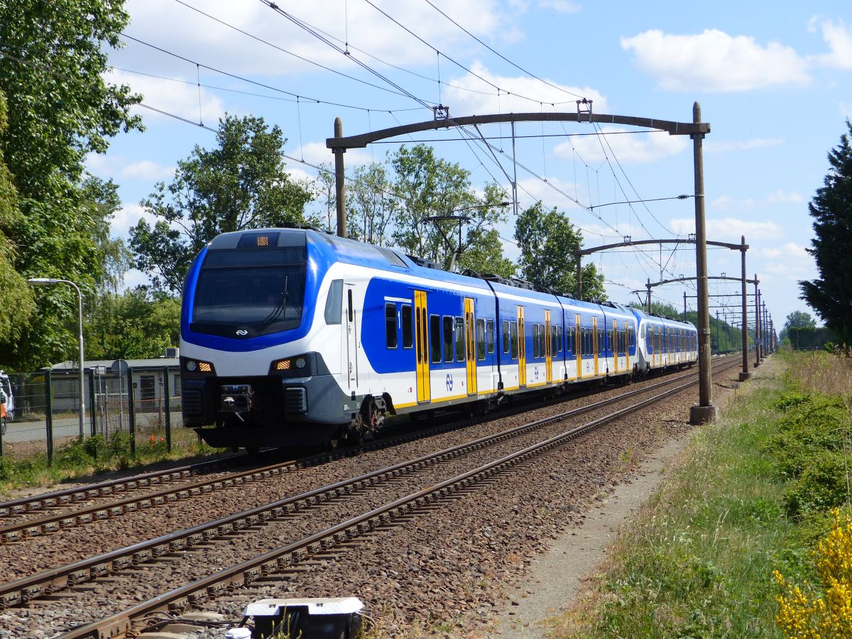 NS FLIRT Triebzug 2524 und 2515 Hulteneindsestraat, Hulten 15-05-2020.

NS FLIRT treinstel 2524 en 2515 Hulteneindsestraat, Hulten 15-05-2020.