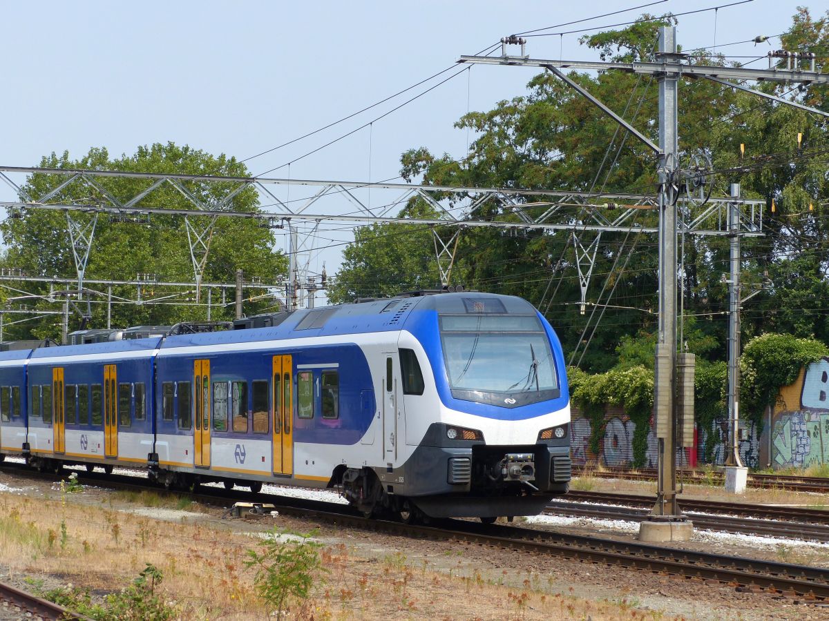 NS FLIRT Triebzug 2525 Ankunft Bahnhof Boxtel 19-07-2018.

NS FLIRT treinstel 2525 binnenkomst station Boxtel 19-07-2018.