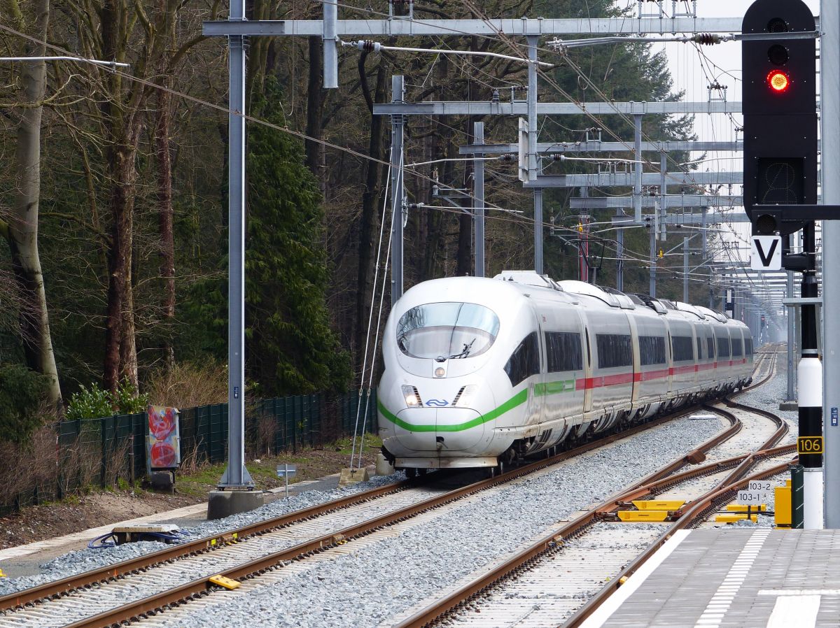 NS ICE Triebzug 4652 mit dem Name  Arnhem  durchfahrt Driebergen-Zeist 06-3-2020.

NS ICE treinstel 4652 met de naam  Arnhem  doorkomst Driebergen-Zeist 06-3-2020.