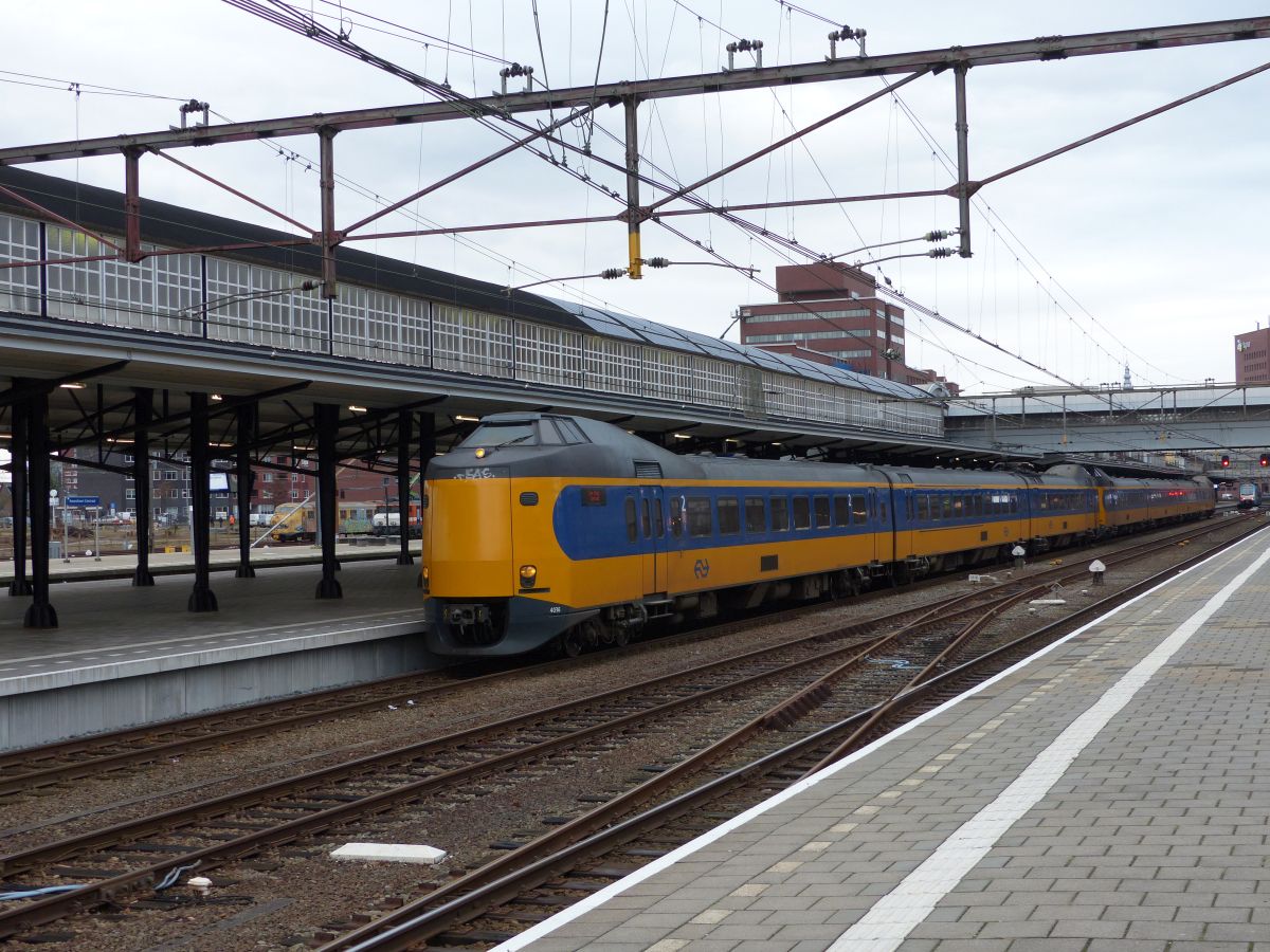 NS ICM-III  Koploper  Triebzug 4036 und ICM-IV 42XX Gleis 4 Amersfoort 15-01-2020.

NS ICM-III Koploper treinstel 4036 en ICM-IV 42XX spoor 4 Amersfoort 15-01-2020.