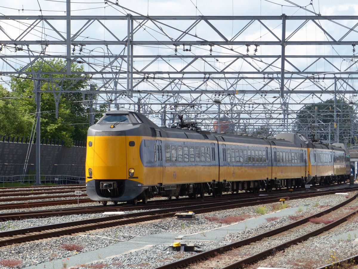 NS ICM-III Triebzug 4028 und 4012 Einfahrt Utrecht Centraal Station 02-07-2020.

NS ICM-III treinstel 4028 en 4012 binnenkomst Utrecht CS 02-07-2020.