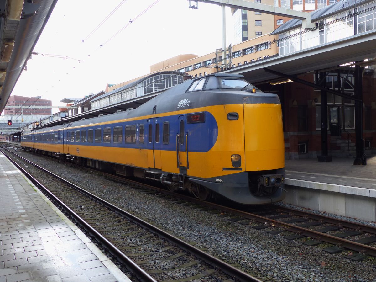 NS ICM-III Triebzug 4044 Gleis 5 Amersfoort Centraal 04-02-2020.

NS ICM-III treinstel 4044 spoor 5 Amersfoort Centraal 04-02-2020.