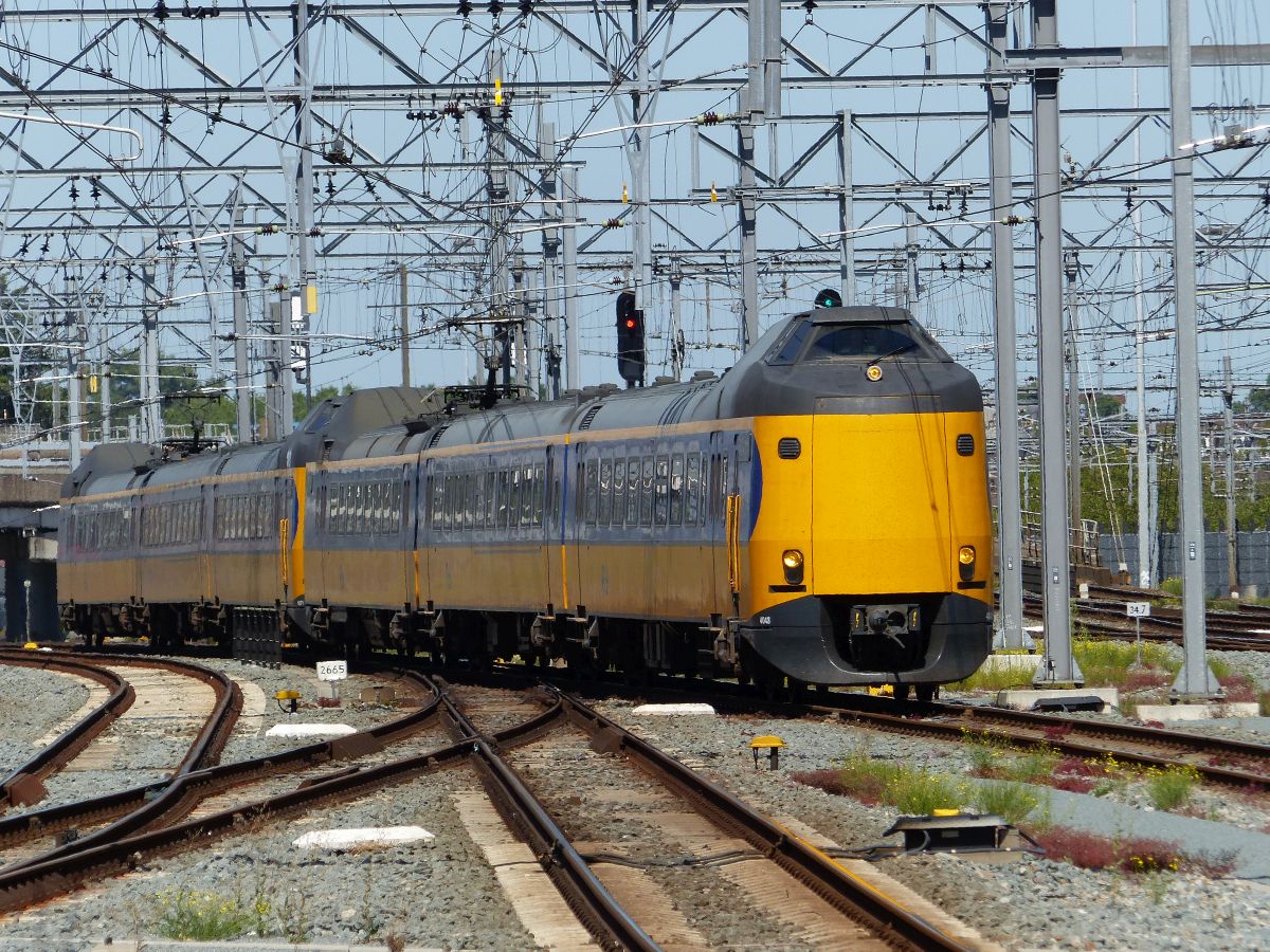NS ICM-III Triebzug 4048 und 4077 Utrecht Centraal Station 06-08-2020.

NS ICM-III treinstel 4048 en 4077 binnenkomst Utrecht CS 06-08-2020.