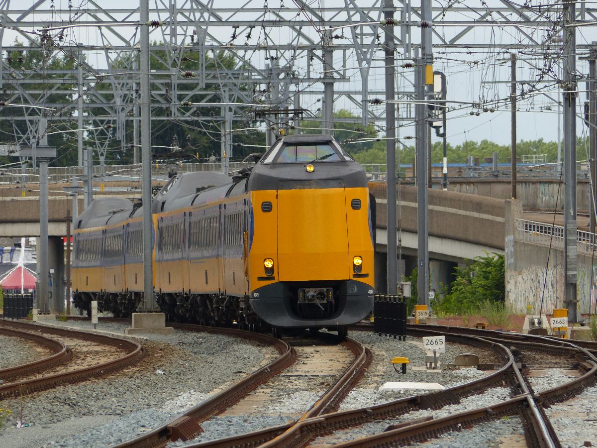 NS ICM-III TW 4049 und 40XX einfahrt Gleis 12 Utrecht Centraal Station 10-07-2019.

NS ICM-III treinstel 4049 en 40XX binnenkomst spoor 12 Utrecht CS 10-07-2019.