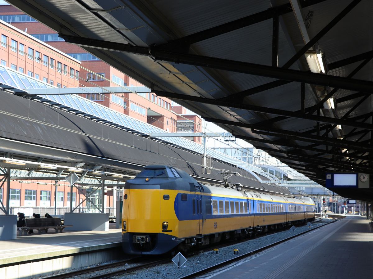 NS ICM-IV  Koploper  Triebzug 4221 Gleis 6 Amersfoort Centraal 07-03-2022.

NS ICM-IV  Koploper  treinstel 4221 spoor 6 Amersfoort Centraal 07-03-2022.