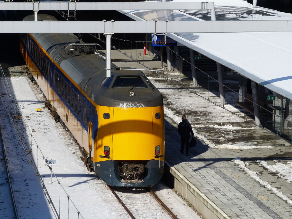 NS ICM-IV  Koploper  Triebzugl 4221 Gleis 9 Utrecht Centraal Station 11-02-2021.

NS ICM-IV  koploper  treinstel 4221 spoor 9 Utrecht CS 11-02-2021.