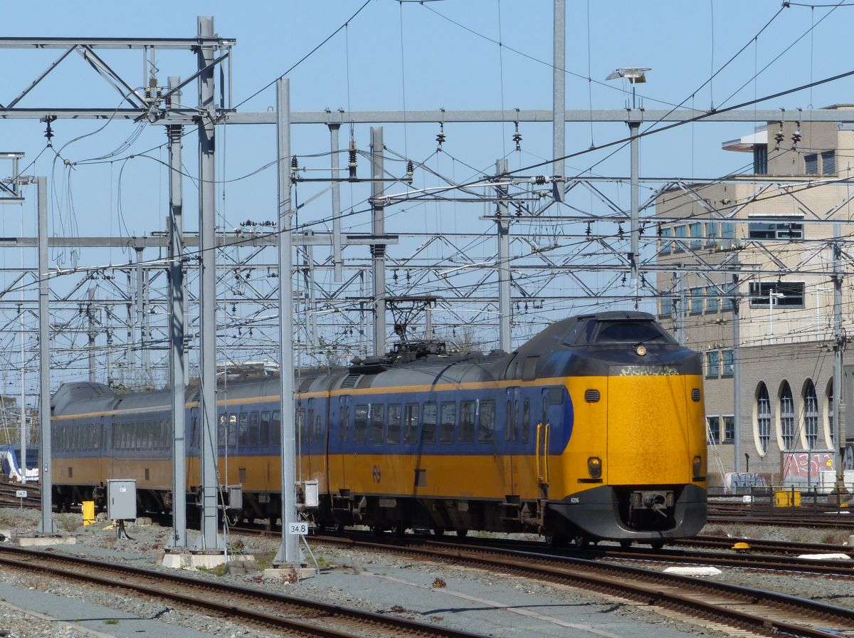 NS ICM-IV Triebzug 4206 Utrecht Centraal Station 21-04-2022.

NS ICM-IV treinstel 4206 Utrecht Centraal Station 21-04-2022.