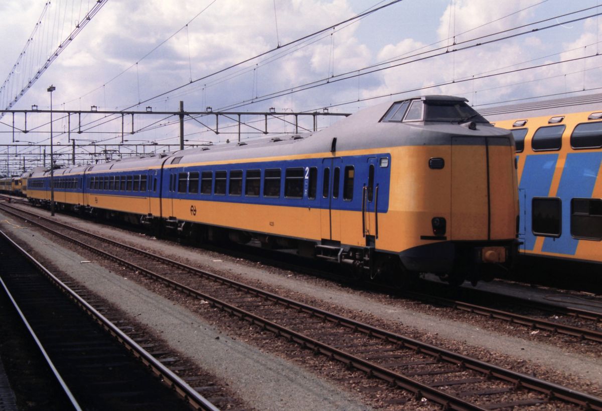 NS ICM-IV Triebzug 4226 Roosendaal 13-08-1994.  Scan und Bild: Hans van der Sluis.

NS ICM-IV treinstel 4226 Roosendaal 13-08-1994.  Scan en foto: Hans van der Sluis.