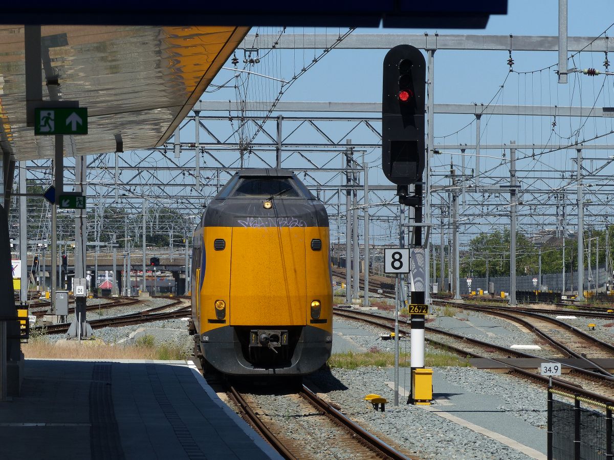 NS ICM-IV Triebzug 4240 ankunft Gleis 11 Utrecht Centraal Station 29-06-2019.

NS ICM-IV treinstel 4240 binnenkomst spoor 11 Utrecht CS 29-06-2019.