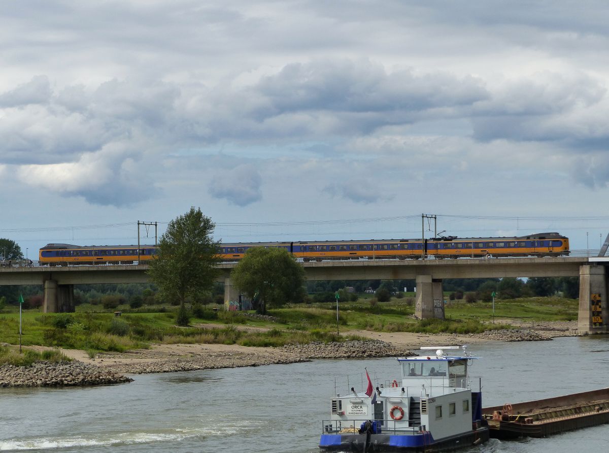 NS ICM-IV Triebzug Ijsselbr�cke, Deventer 01-09-2020.

NS ICM-IV treinstel Ijsselbrug, Deventer 01-09-2020.