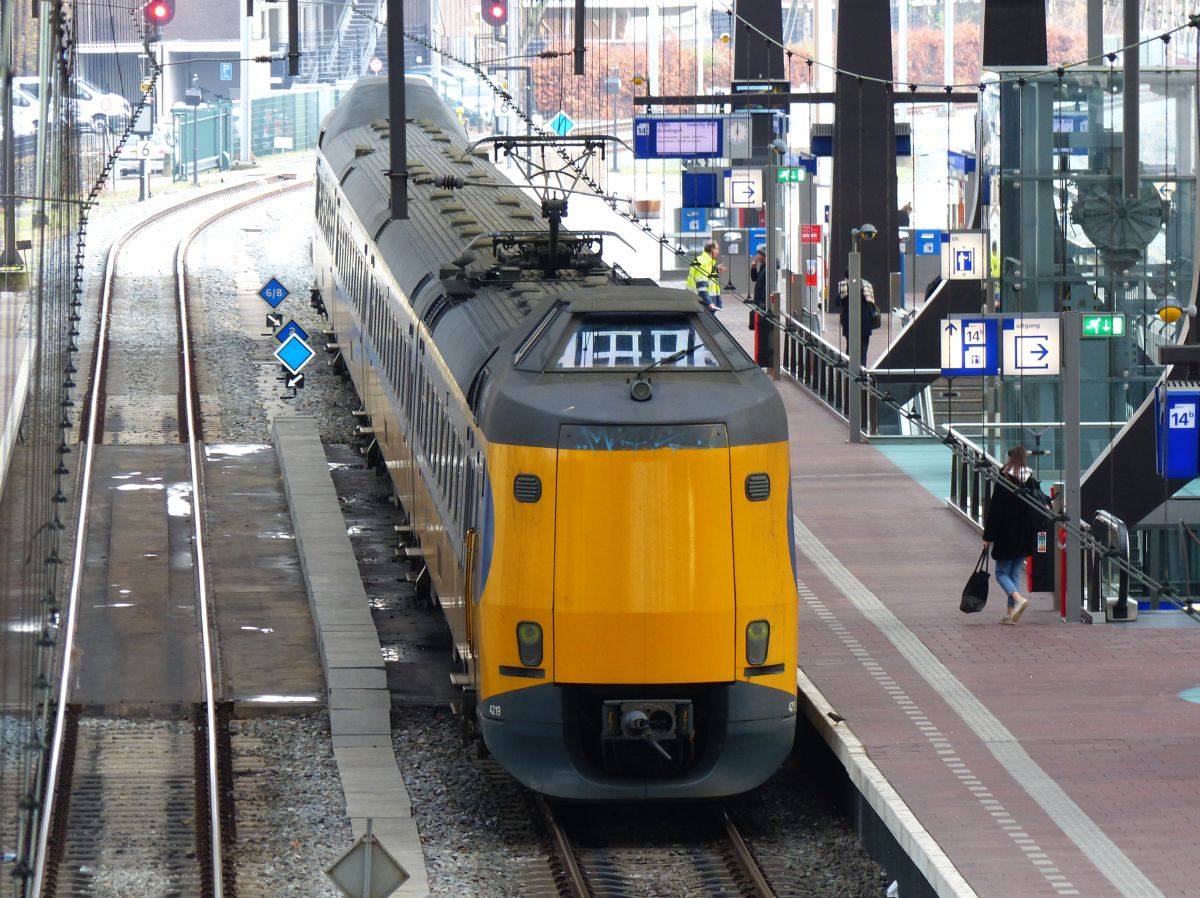 NS ICM  Koploper  Triebzug 4219 Gleis 14 Rotterdam Centraal Station 11-12-2019.

NS ICM  Koploper  treinstel 4219 spoor 14 Rotterdam CS 11-12-2019.