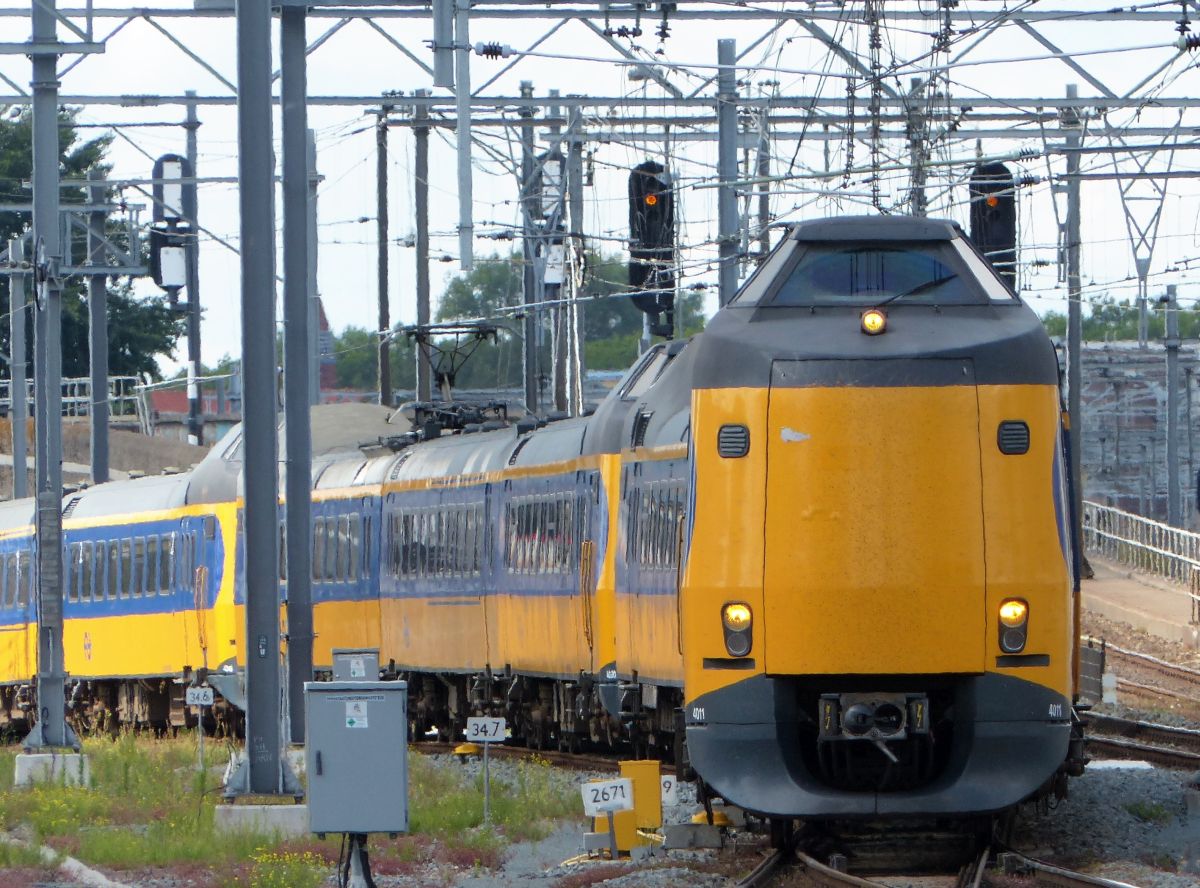 NS ICM Triebzug 4011, 40XX und 42XX Einfahrt Utrecht Centraal Station 02-07-2020.

NS ICM treinstel 4011, 40XX en 42XX binnenkomst Utrecht CS 02-07-2020.