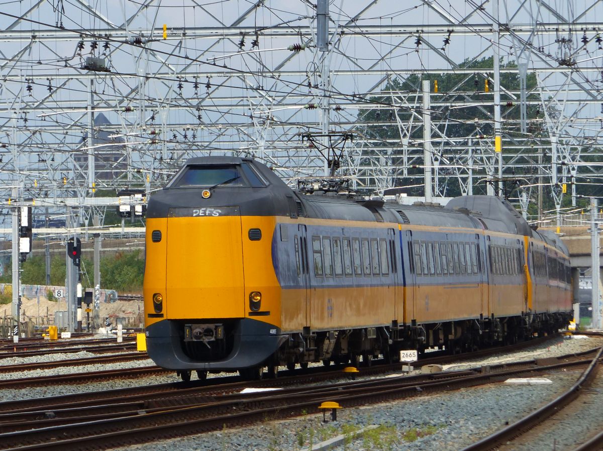 NS ICM Triebzug 4085 einfahrt Utrecht Centraal Station 31-07-2018.


NS ICM treinstel 4085 binnenkomst Utrecht Centraal Station 31-07-2018.
