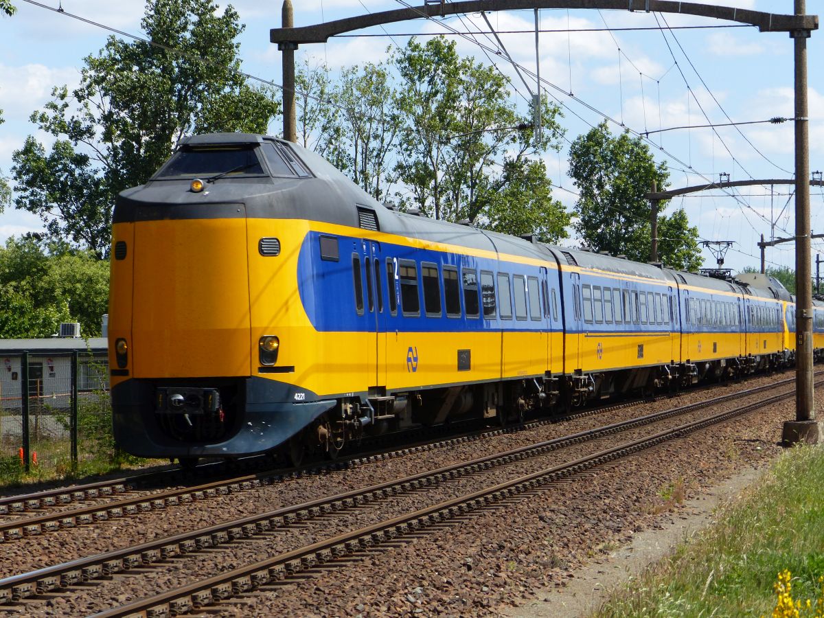 NS ICM Triebzug 4221 und 4026 bei Bahn�bergang Hulteneindsestraat, Hulten 15-05-2020.

NS ICM treinstel 4221 en 4026 bij de overweg Hulteneindsestraat, Hulten 15-05-2020.