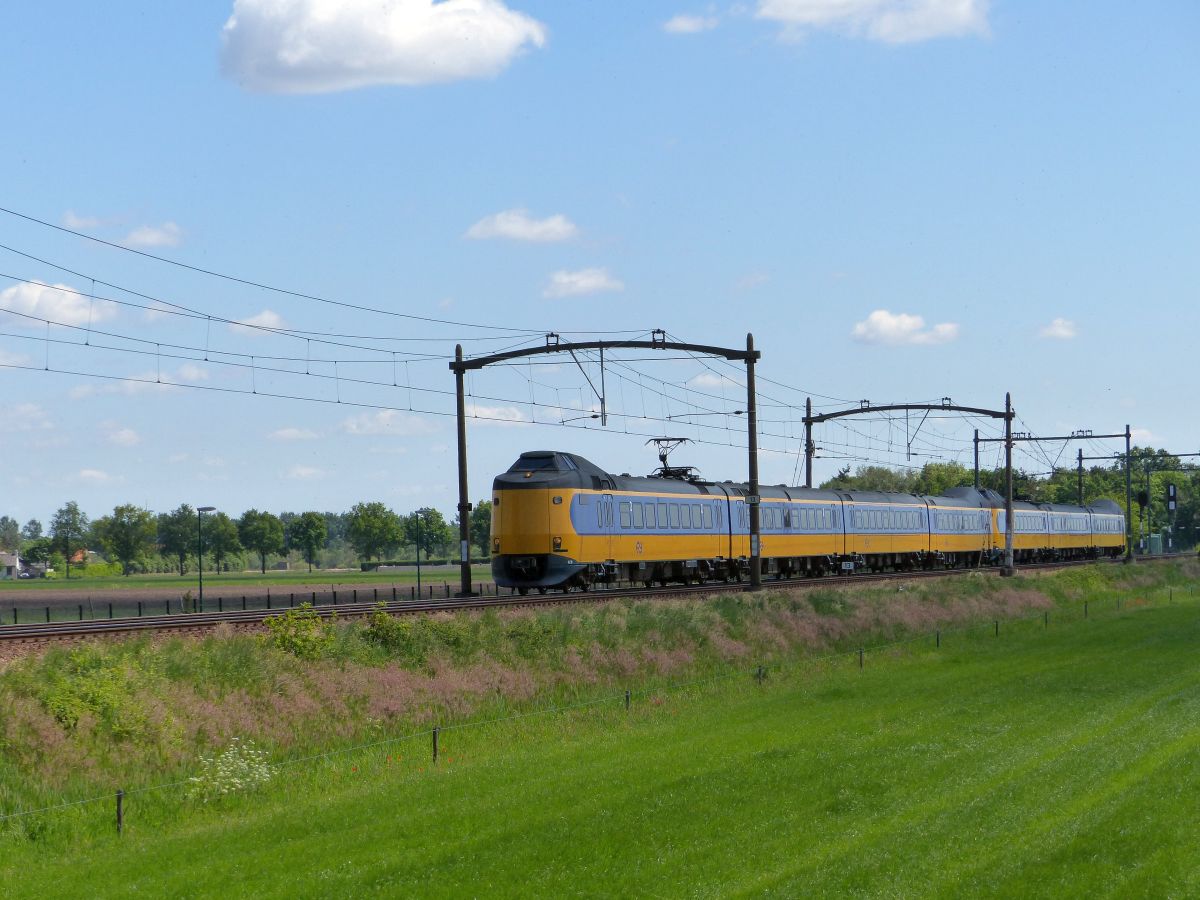 NS ICM Triebzug 4238 und 4066 Broekdijk, Hulten 15-05-2020.

NS ICM treinstel 4238 en 4066 Broekdijk, Hulten 15-05-2020.