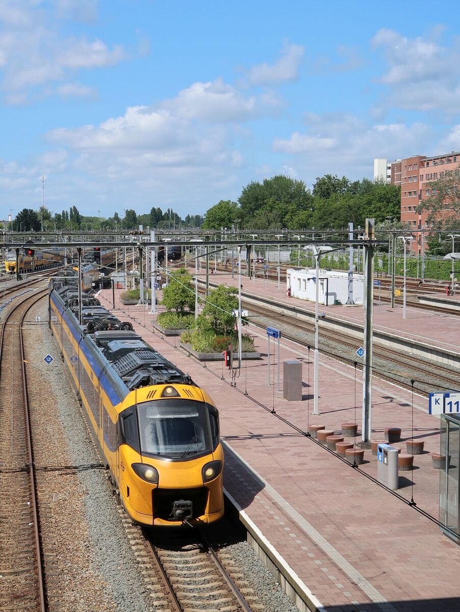 NS ICNG Triebzug 3137 und 3227 Gleis 11 Rotterdam Centraal Station 04-7-2024.

NS ICNG treinstel 3137 en 3227 spoor 11 Rotterdam CS 04-7-2024.