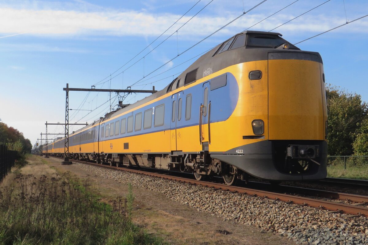 NS Koploper 4222 wurde am 29 Oktober 2021 vom hinter der Hecke bei Alverna fotografiert.