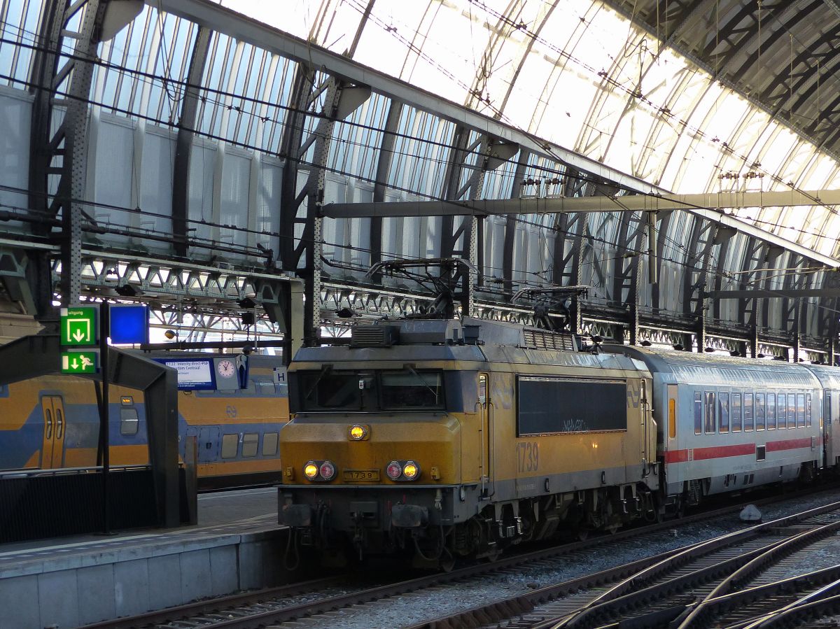 NS loc 1739 mit Intercity 145 nach Berlin. Gleis 11a Amsterdam Centraal Station 07-01-2020.

NS loc 1739 met IC 145 naar Berlijn. I.v.m. een versperring werd deze trein omgeleid via Lelystad en Zwolle Spoor 11a Amsterdam CS 07-01-2020.