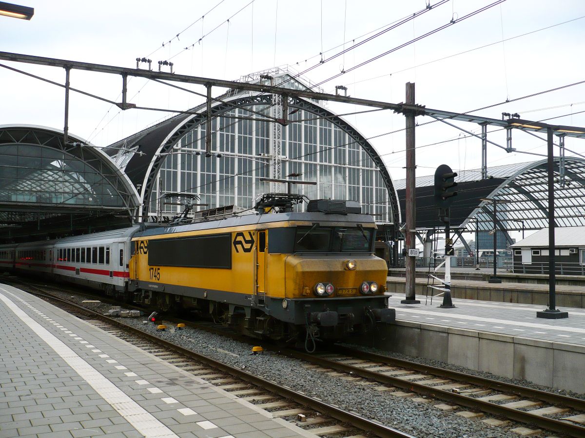 NS loc 1745 mit Intercity nach Berlijn. Gleis 10 Amsterdam Centraal Station 02-12-2015.

NS loc 1745 met intercity naar Berlijn. Spoor 10 Amsterdam CS 02-12-2015.