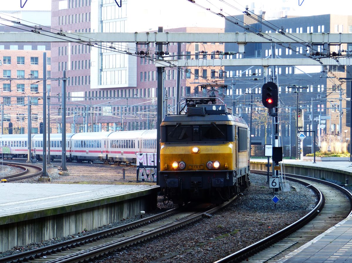 NS locomotief 1746 mit versp�tete IC 242, Amersfoort Centraal 27-12-2019.

NS locomotief 1746 met vertraagde IC 242, Amersfoort Centraal 27-12-2019.