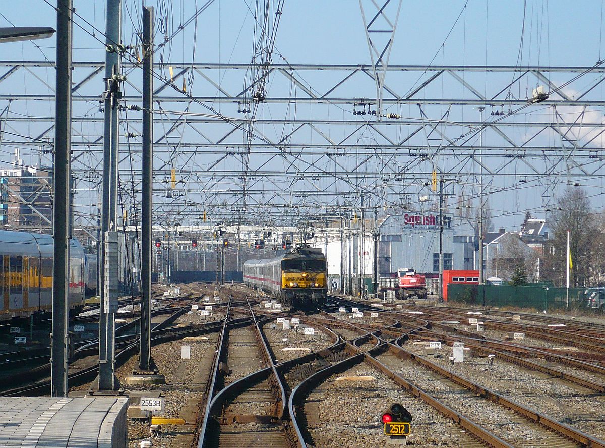 NS locomotief 1749 mit IC 145 nach Berlin. Amsterdam Centraal station 12-03-2014.

NS locomotief 1749 komende vanaf de werkplaats met ledig materieel voor IC 145 naar Berlijn. Amsterdam Centraal station 12-03-2014.