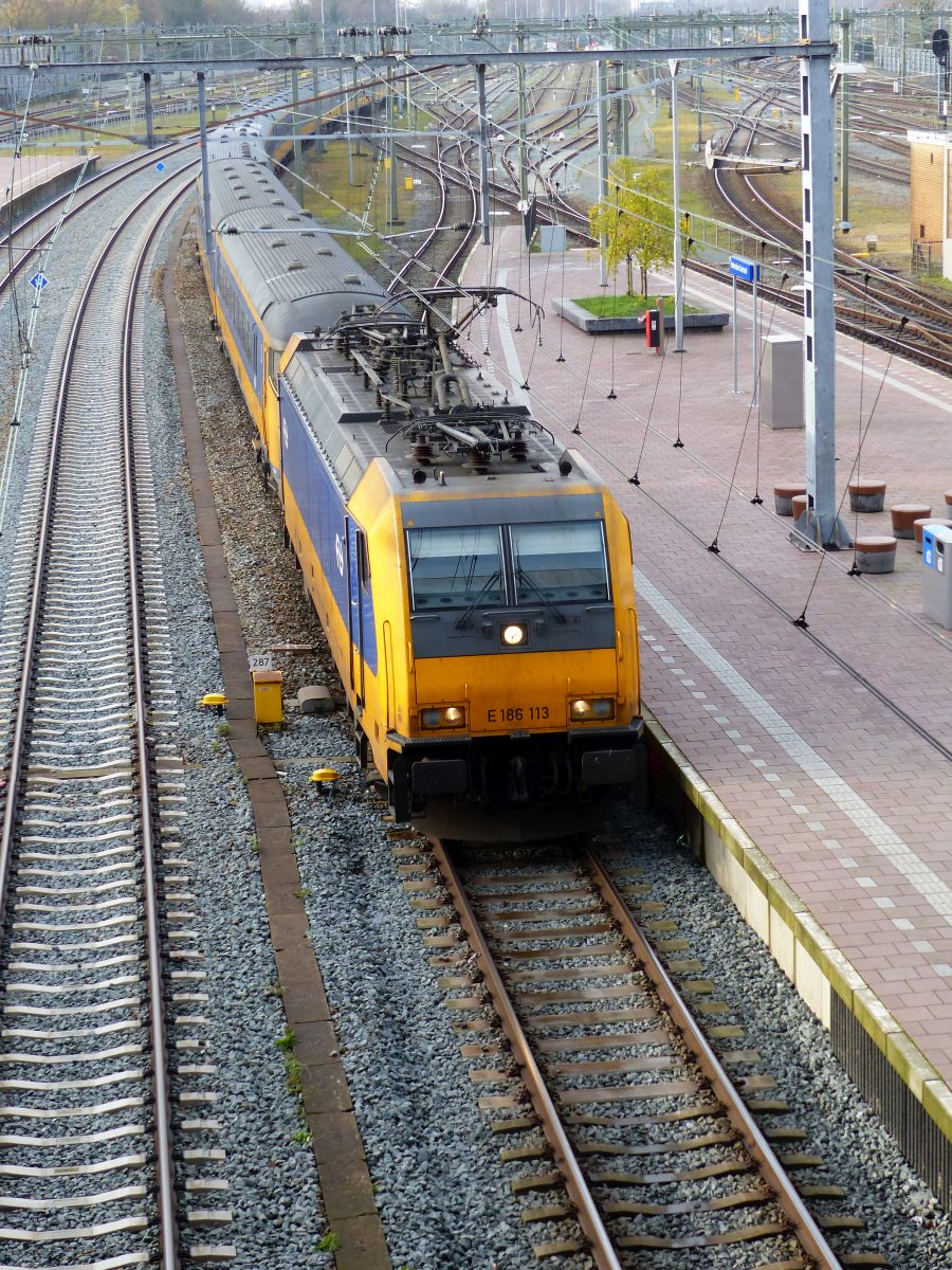 NS locomotief 186 113-4  Mario  (91 84 1186 113-4 NL-NS) mit ICR Wagen Gleis 6 Rotterdam Centraal Station 11-12-2019.

NS locomotief 186 113-4 met de naam  Mario  (91 84 1186 113-4 NL-NS) met ICR rijtuigen spoor 6 Rotterdam CS 11-12-2019.